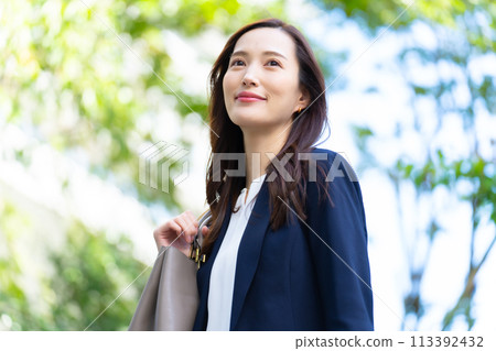 抬頭看著一個女商人 抬頭看著一個女商人 113392432