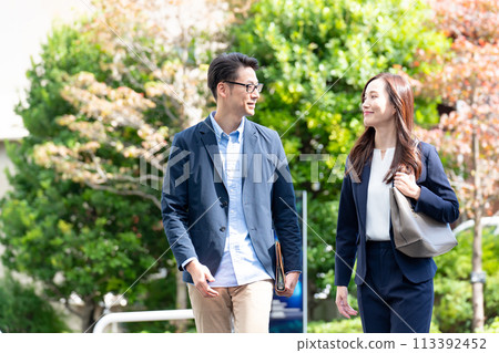 Business men and women walking 113392452