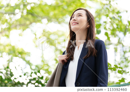 新鮮綠色的女商人 113392460