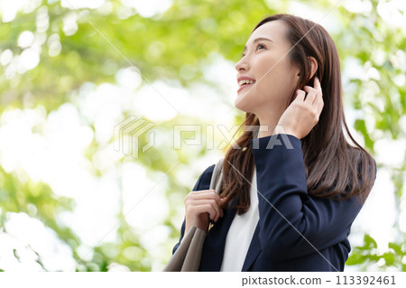 新鮮綠色的女商人 113392461