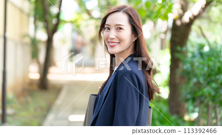 新鮮綠色的女商人 新鮮綠色的女商人 113392466