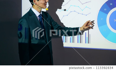 一名男子使用投影機進行演示 一名男子使用投影機進行演示 113392834