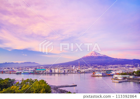 [Shizuoka Prefecture] Evening view of Mt. Fuji from Tagonoura Port 113392864