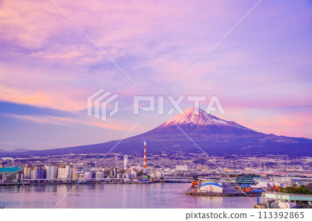 [Shizuoka Prefecture] Evening view of Mt. Fuji from Tagonoura Port 113392865