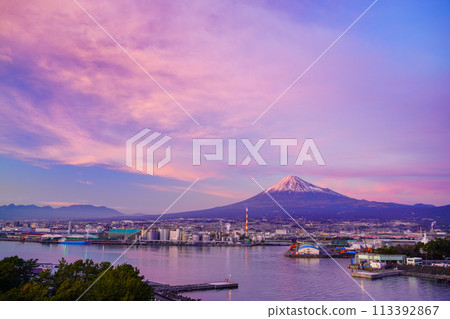 [Shizuoka Prefecture] Evening view of Mt. Fuji from Tagonoura Port 113392867