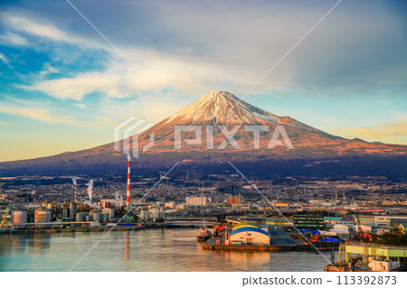 [Shizuoka Prefecture] Evening view of Mt. Fuji from Tagonoura Port 113392873