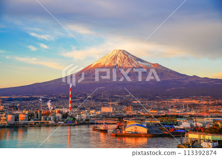 [Shizuoka Prefecture] Evening view of Mt. Fuji from Tagonoura Port 113392874