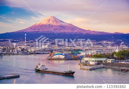 [Shizuoka Prefecture] Evening view of Mt. Fuji from Tagonoura Port 113392882