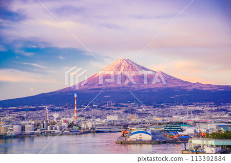 [Shizuoka Prefecture] Evening view of Mt. Fuji from Tagonoura Port 113392884