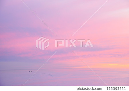 [靜岡縣]駿河灣和船隻的美麗粉紅色日落景觀 113393331
