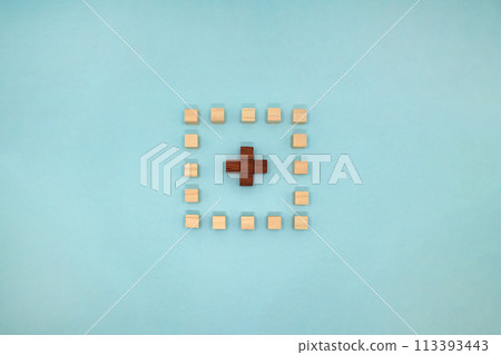 淺藍色背景上中央有十字塊的方形標記 113393443