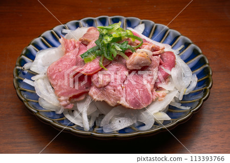 舌鹽沙拉牛舌和洋蔥片 113393766