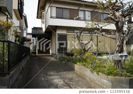 Showa retro vacant house 113395538