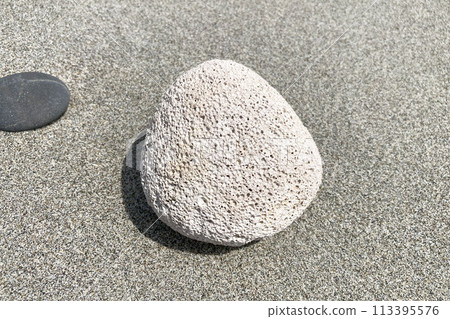 浮石被沖上海灘 113395576