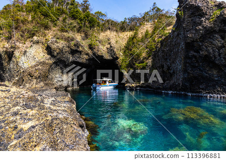 [新潟縣佐渡市]由波浪形成的巨大洞穴群藍洞Kotoura 113396881