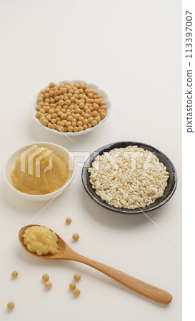 Soybeans, miso and rice malt | Saikyo miso and white miso images Soybeans, miso and rice malt | Saikyo miso and white miso images 113397007
