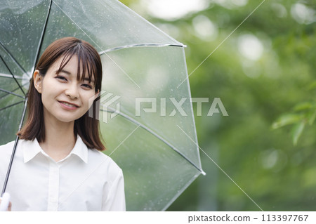 一個女人打著傘 113397767