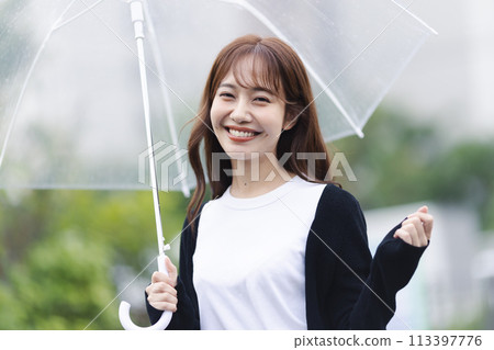 一個女人打著傘 113397776