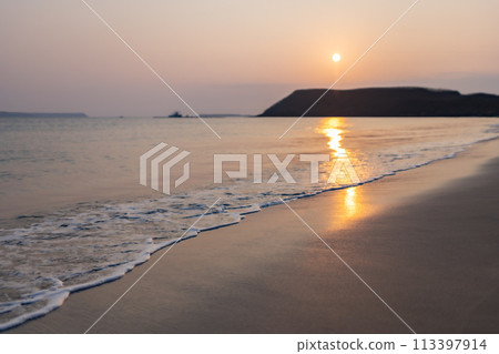 Sunset at Penghu Shili Beach in Penghu Island, Taiwan 113397914