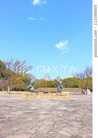 從兵庫縣姬路市城見台公園眺望國寶姬路城和鯱池 113398005