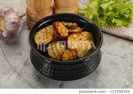 Baked red batat slices with herbs 113398303