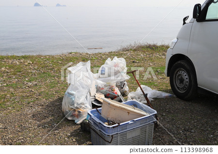 Picking up trash on the beach Picking up trash on the beach 113398968