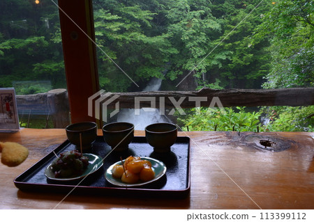 Tea to drink in the guest room of a hot spring inn 113399112