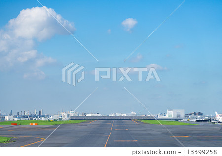 機場飛機羽田機場起飛航空公司引擎煞車早晨明亮控制塔航站樓 機場飛機羽田機場起飛航空公司引擎煞車早晨明亮控制塔航站樓 113399258