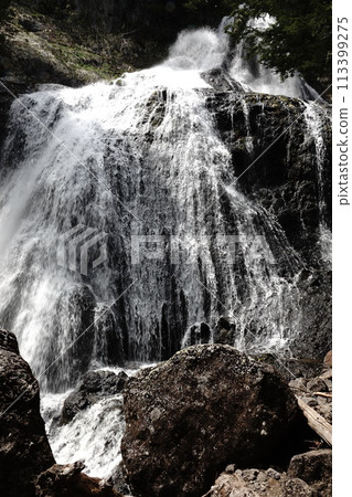 在山上的瀑布 在山上的瀑布 113399275