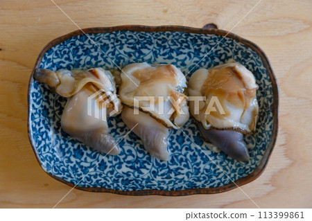 Raw, shucked surf clams washed up in Atsuma, Hokkaido 113399861