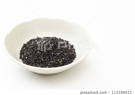 白色背景上的黑芝麻 白色背景上的黑芝麻 113399913