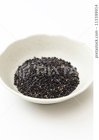 白色背景上的黑芝麻 白色背景上的黑芝麻 113399914