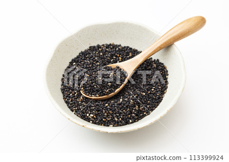 白色背景上的黑芝麻 白色背景上的黑芝麻 113399924
