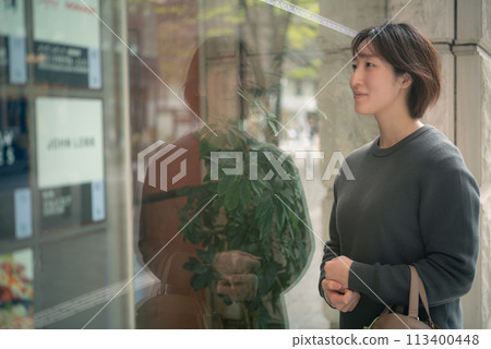 一名女子在東京丸之內逛街 一名女子在東京丸之內逛街 113400448