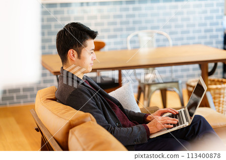 在咖啡館使用個人電腦的男人 113400878