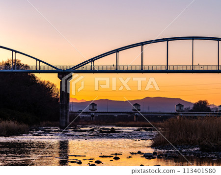 冬季小志部河夜景、橋樑和日落 113401580