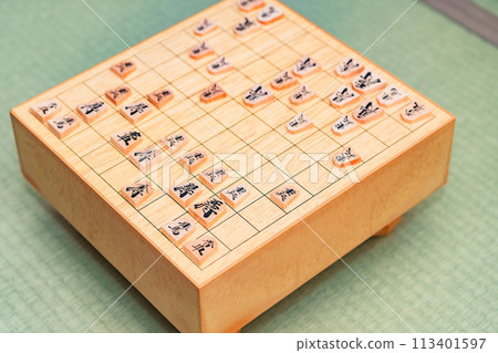 將棋是一種傳統的日本棋盤遊戲 [圖片涉及將棋] 113401597