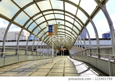 大阪府堺市堺區，從連接南海本線堺站西口與麗晶大飯店的連接橋上看到的檢票口 113401749