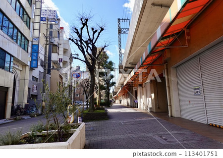 大阪府堺市堺區南海本線堺站南口東側高架天橋下鱗次櫛比的商店景觀 113401751