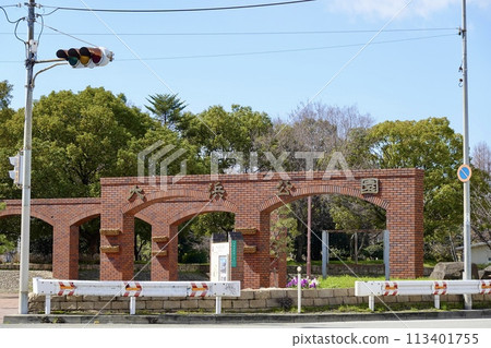 A view of the entrance gatepost of Ohama Park, Sakai Ward, Sakai City, Osaka Prefecture 113401755