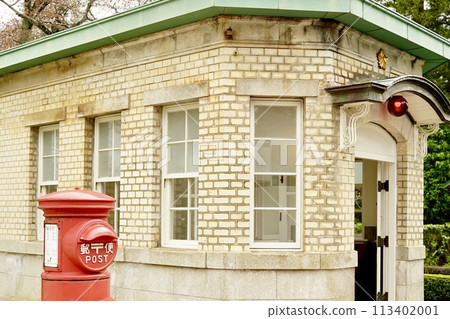 復古紅色郵局和警察崗亭 113402001