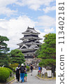 Tourists visiting Matsumoto Castle 113402181