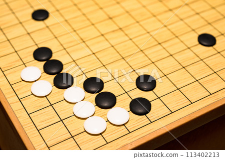 圍棋是一種棋盤遊戲，據說起源於中國 [圍棋遊戲圖片] 113402213