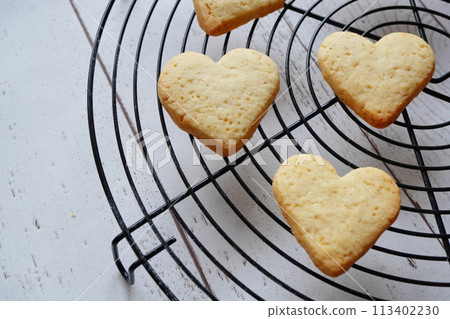 白色情人節和我10歲的孩子在家烤自製的心型餅乾 113402230