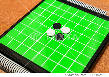 黑白棋是英國黑白棋的一種形式 [黑白棋遊戲圖] 113402499
