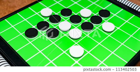 黑白棋是英國黑白棋的一種形式 [黑白棋遊戲圖] 113402503