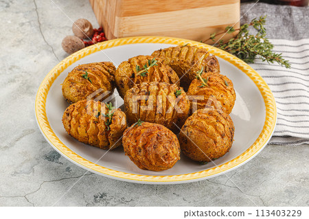 Baked baby potato with thyme 113403229