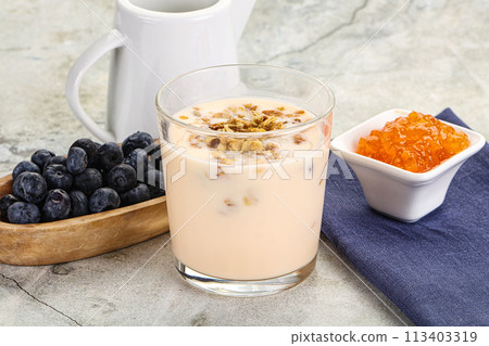 Yoghurt with granola and blueberry 113403319