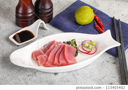 Japanese cuisine - sliced tuna sashimi 113403402