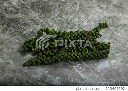 Fresh ripe green peppercon heap 113405392